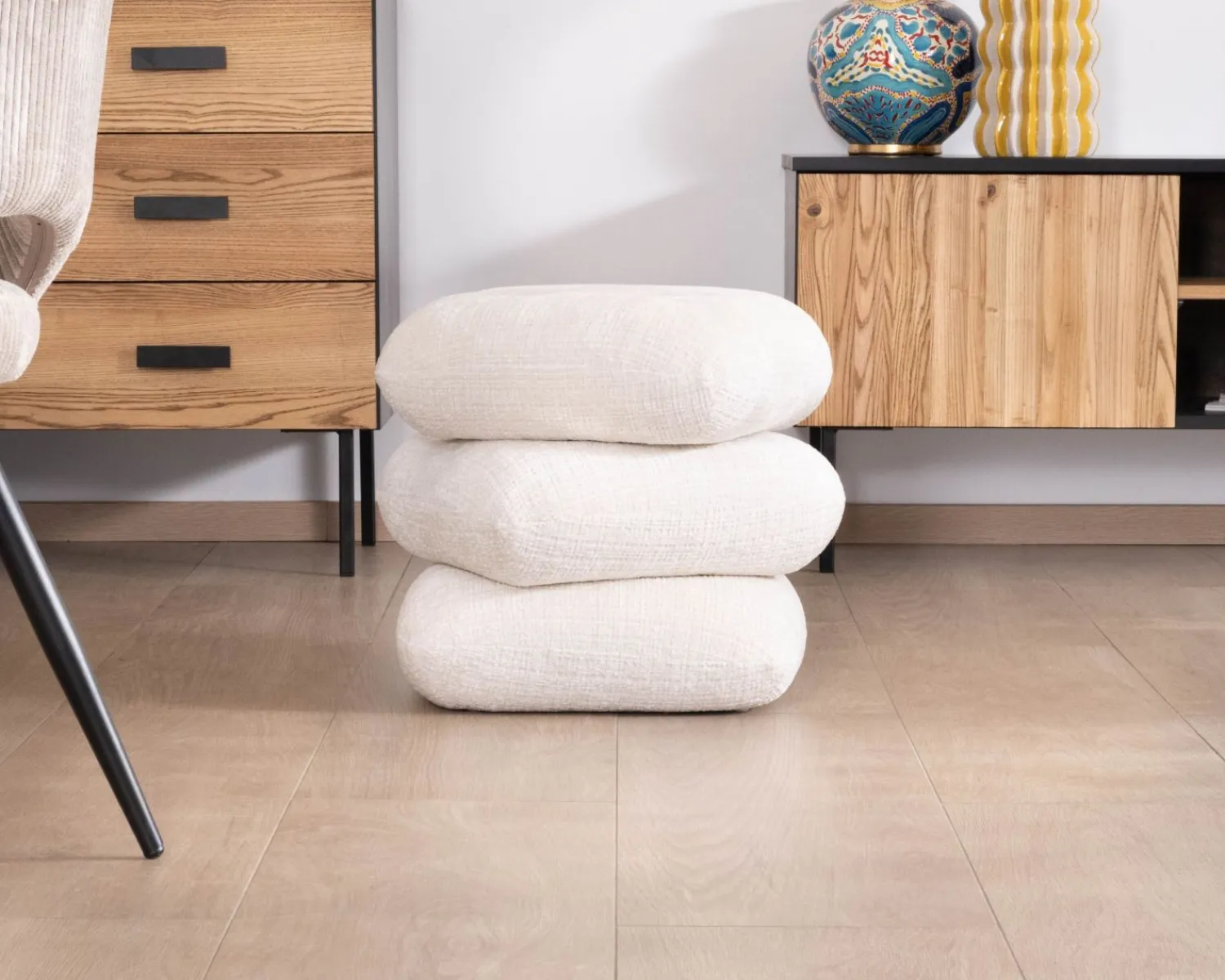 Meuble House Pouf pivotant « Flow » style contemporain en tissu tramé écru à reflets soyeux Discount