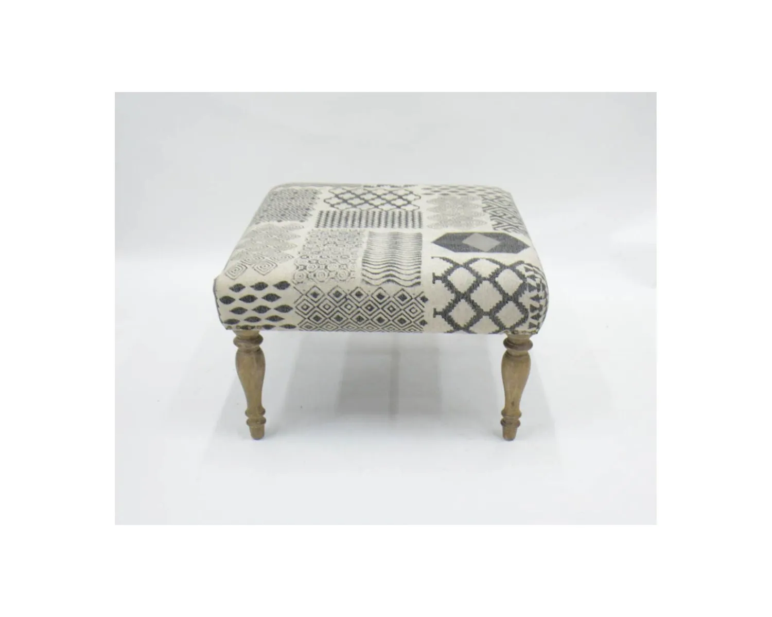 Meuble House Repose-pieds gris motif patchwork et pieds en bois naturel "Sofia" New