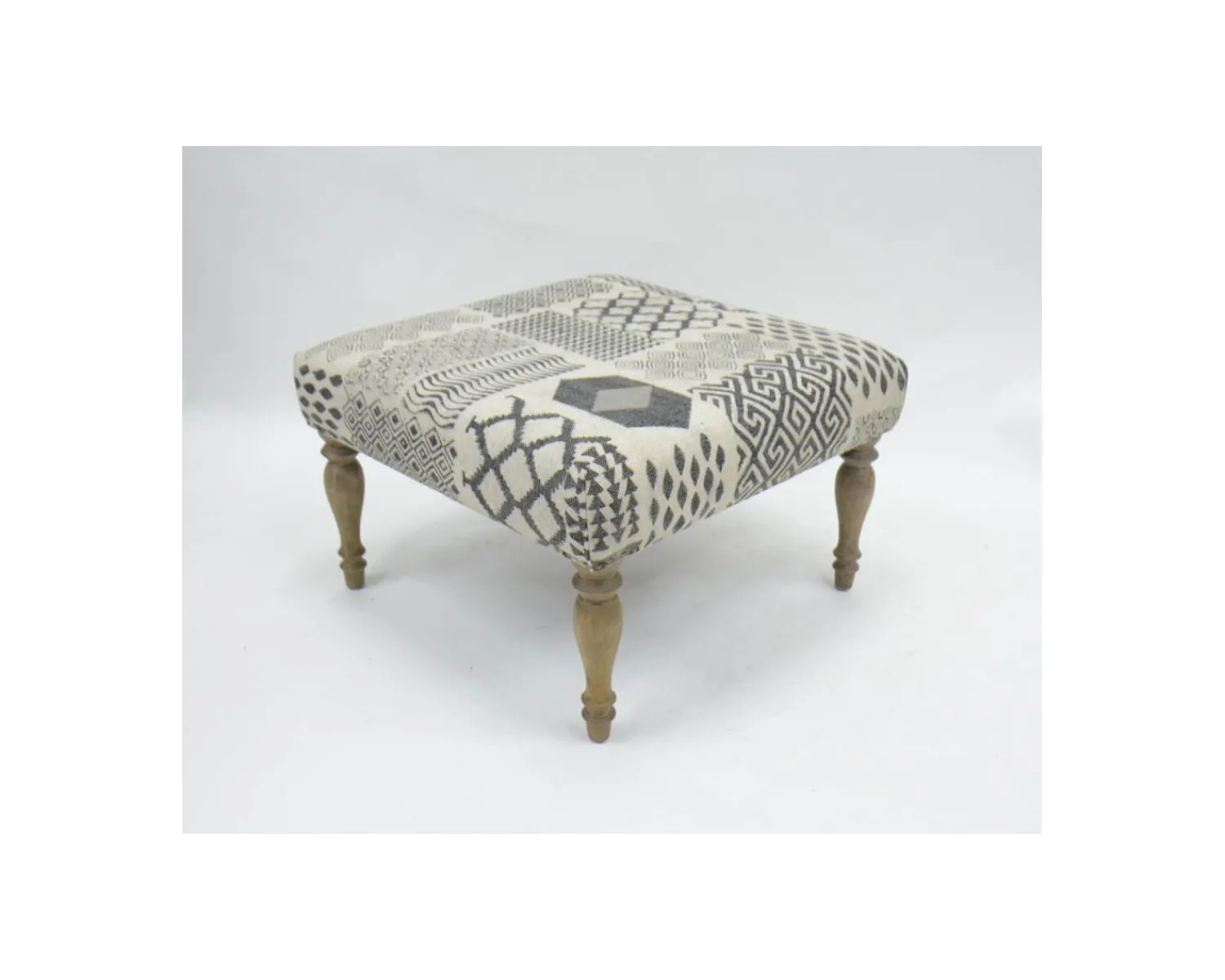 Meuble House Repose-pieds gris motif patchwork et pieds en bois naturel "Sofia" New