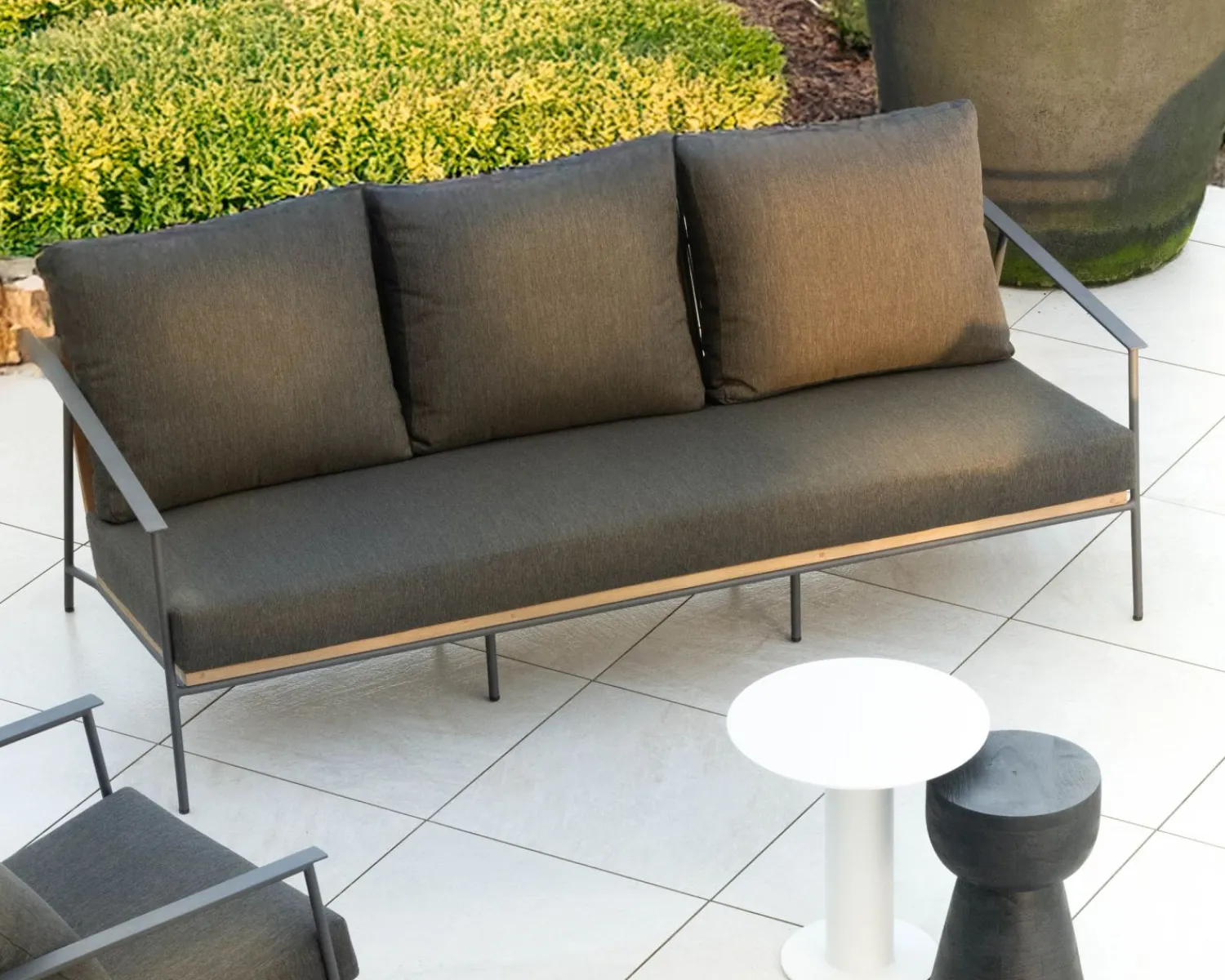 Meuble House Salon de jardin 3 pièces en aluminium, teck et tissu spécial extérieur gris foncé "Hélios" Outlet