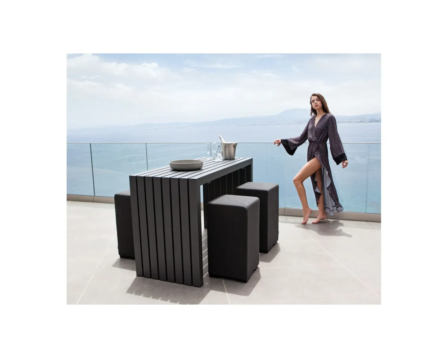 Meuble House Table bar et 6 tabourets extérieurs en tissu Sunbrella "Java Island"