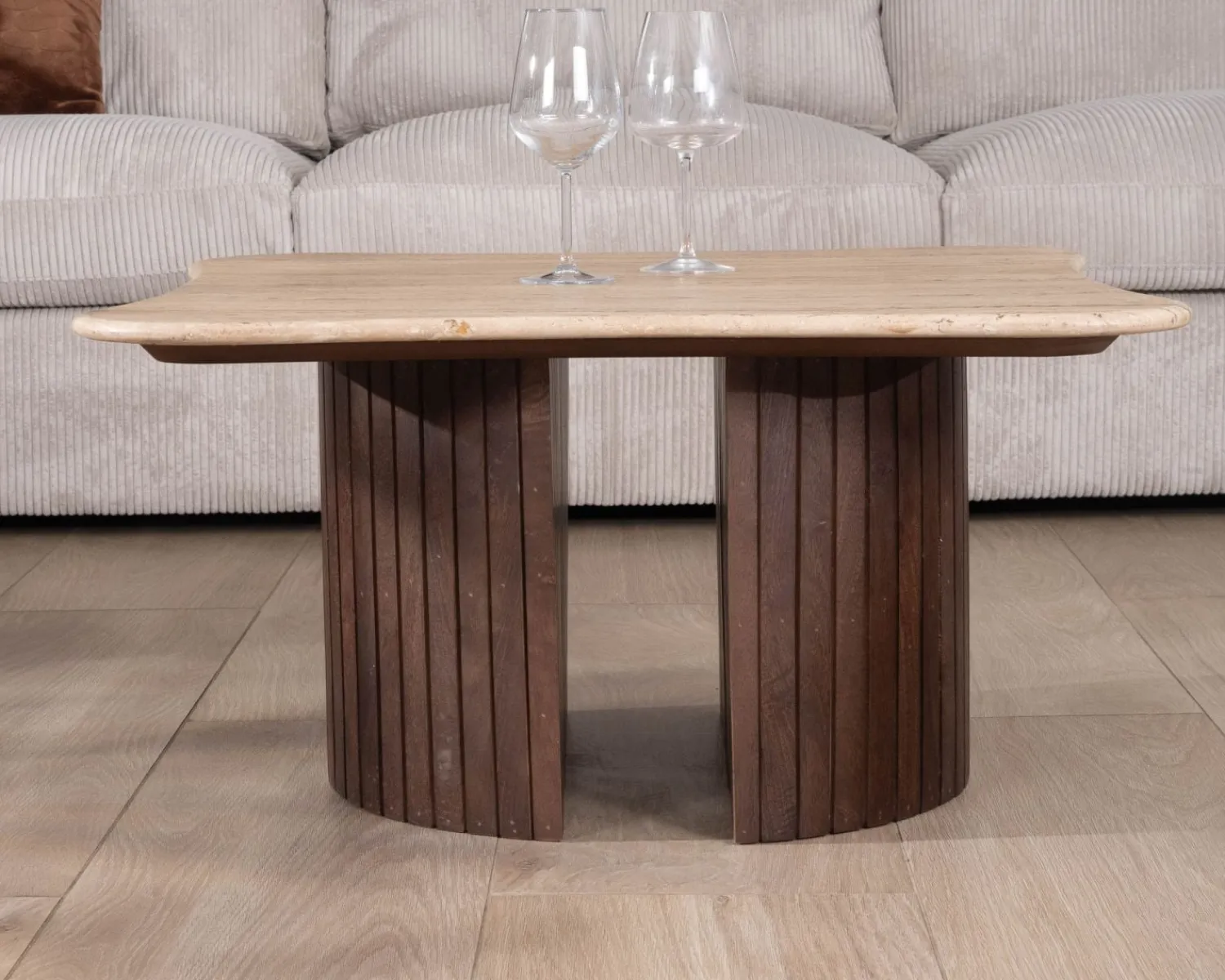 Meuble House Table basse design en travertin et manguier "Archipel" avec pieds en demi-sphères Best