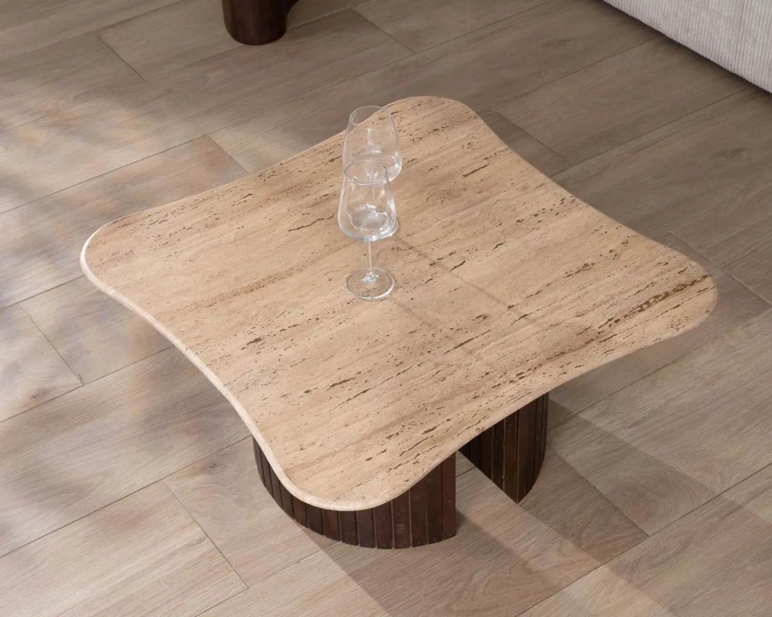 Meuble House Table basse design en travertin et manguier "Archipel" avec pieds en demi-sphères Best