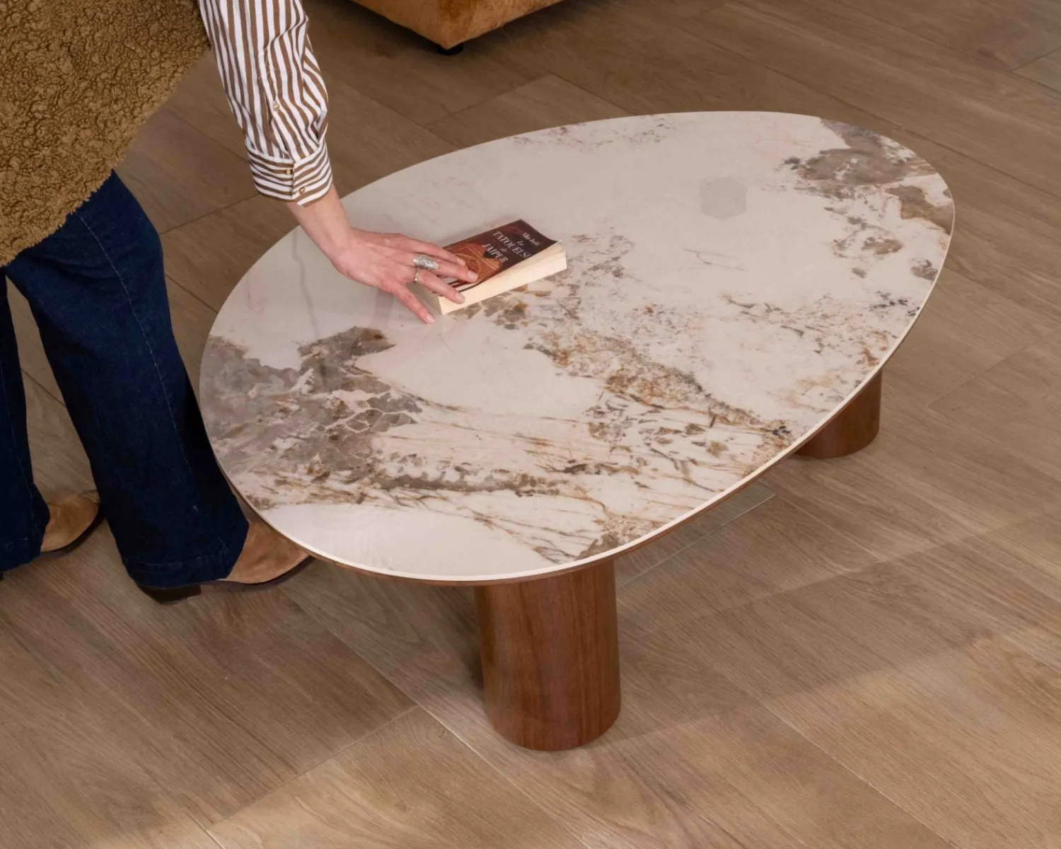 Meuble House Table basse design forme organique "Oria" plateau céramique et pieds cylindres teinte noyer Online