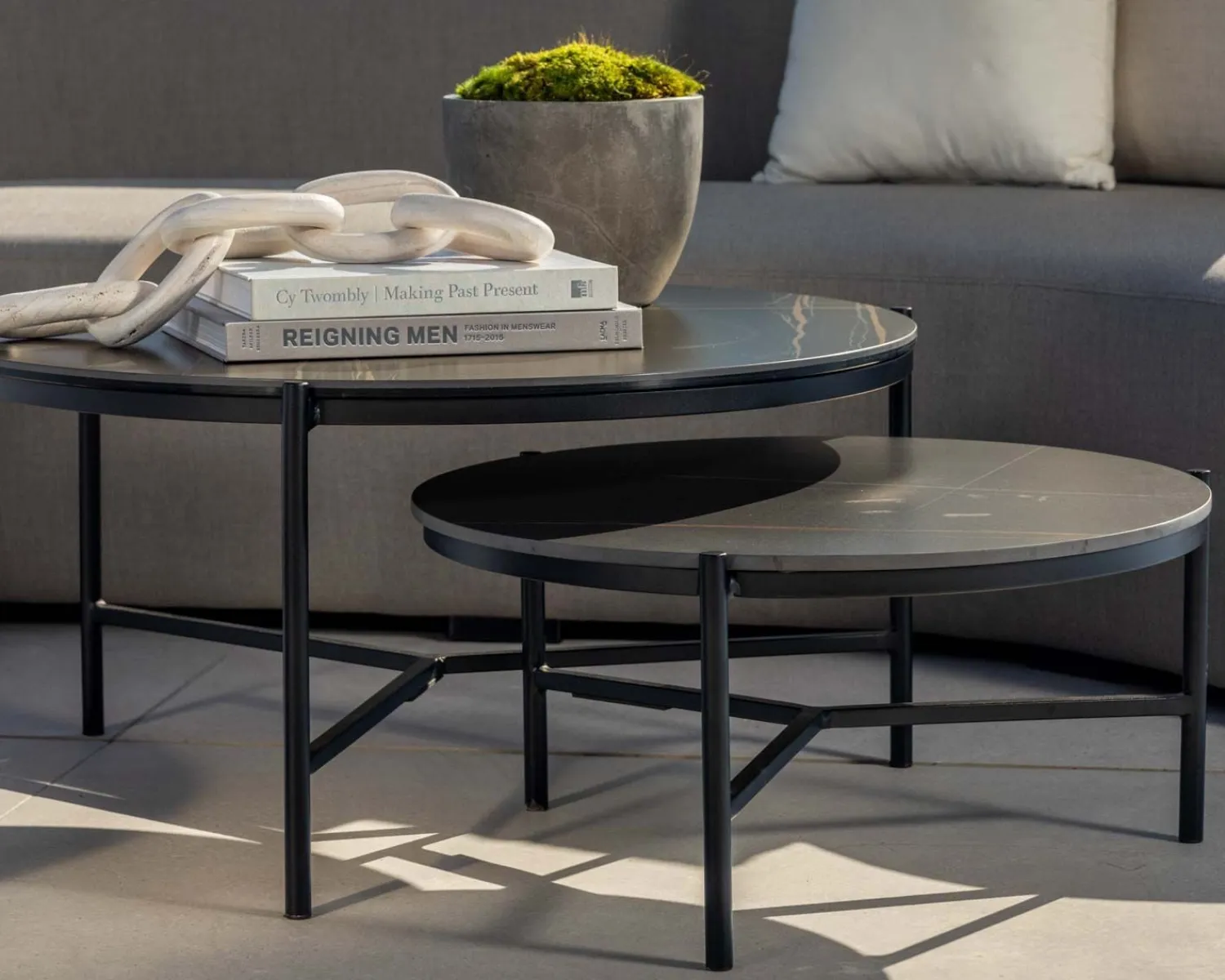 Meuble House Table basse design noire plateau céramique et structure 3 pieds "Sokha Beach" diamètre 126 cm Best