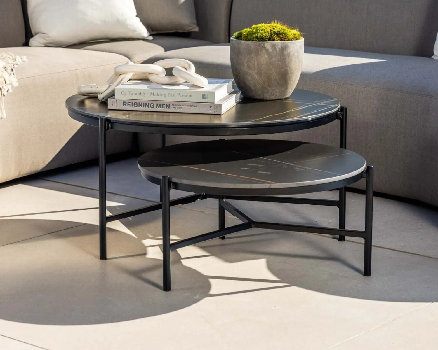 Meuble House Table basse design noire plateau céramique et structure 3 pieds "Sokha Beach" diamètre 126 cm Best