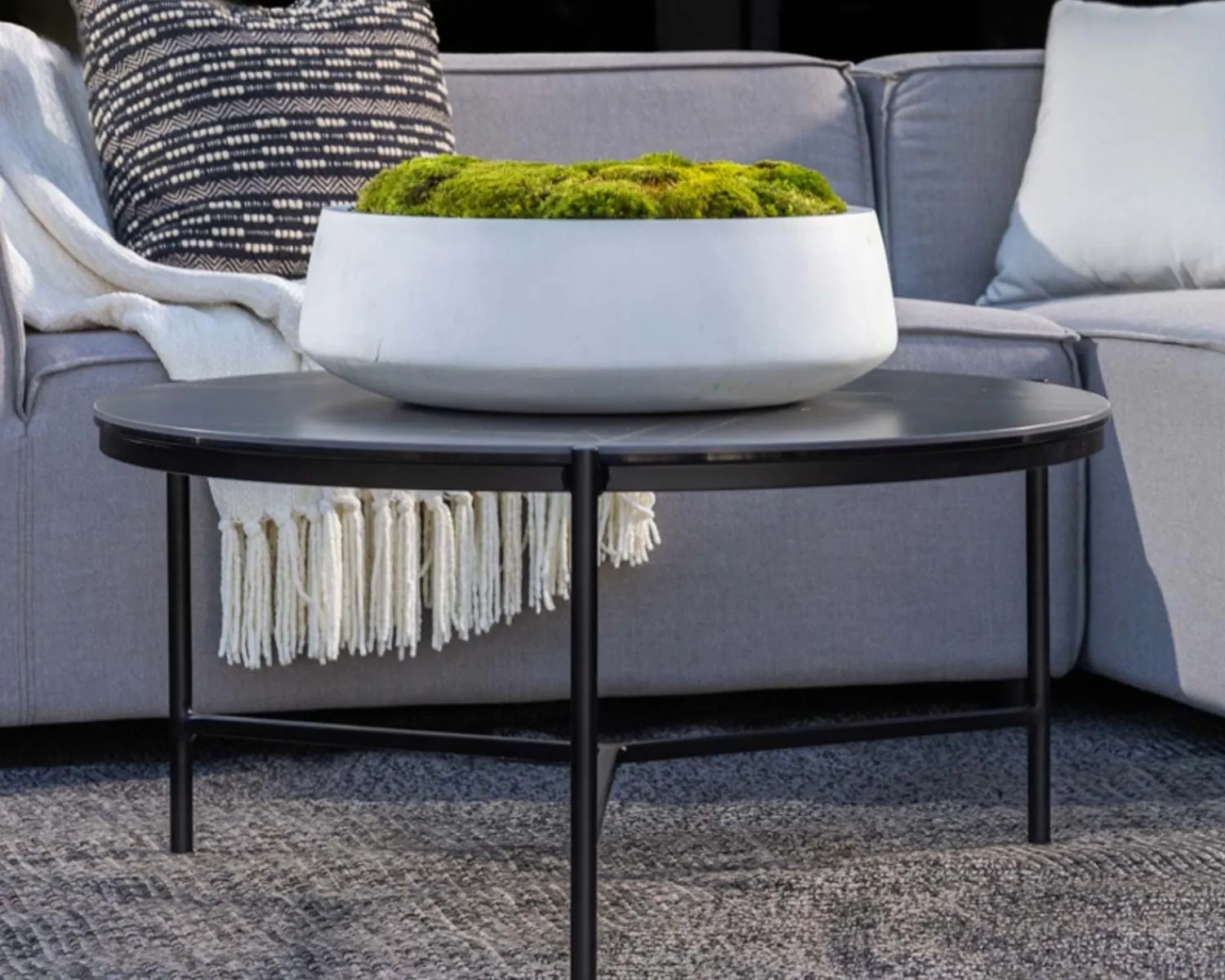 Meuble House Table basse design noire plateau céramique et structure 3 pieds "Sokha Beach" diamètre 126 cm Best