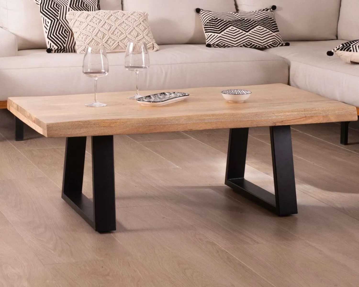 Meuble House Table basse design plateau naturel pieds trapèzes en métal « Caractère »