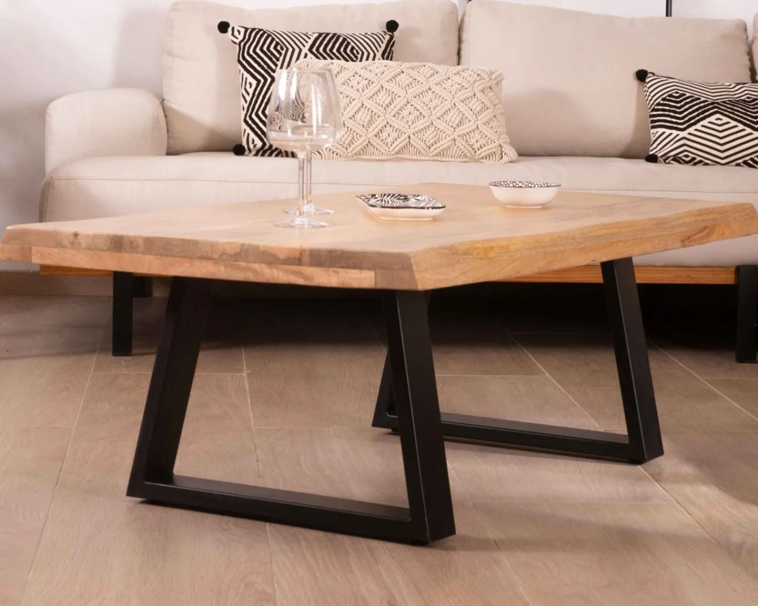 Meuble House Table basse design plateau naturel pieds trapèzes en métal « Caractère »