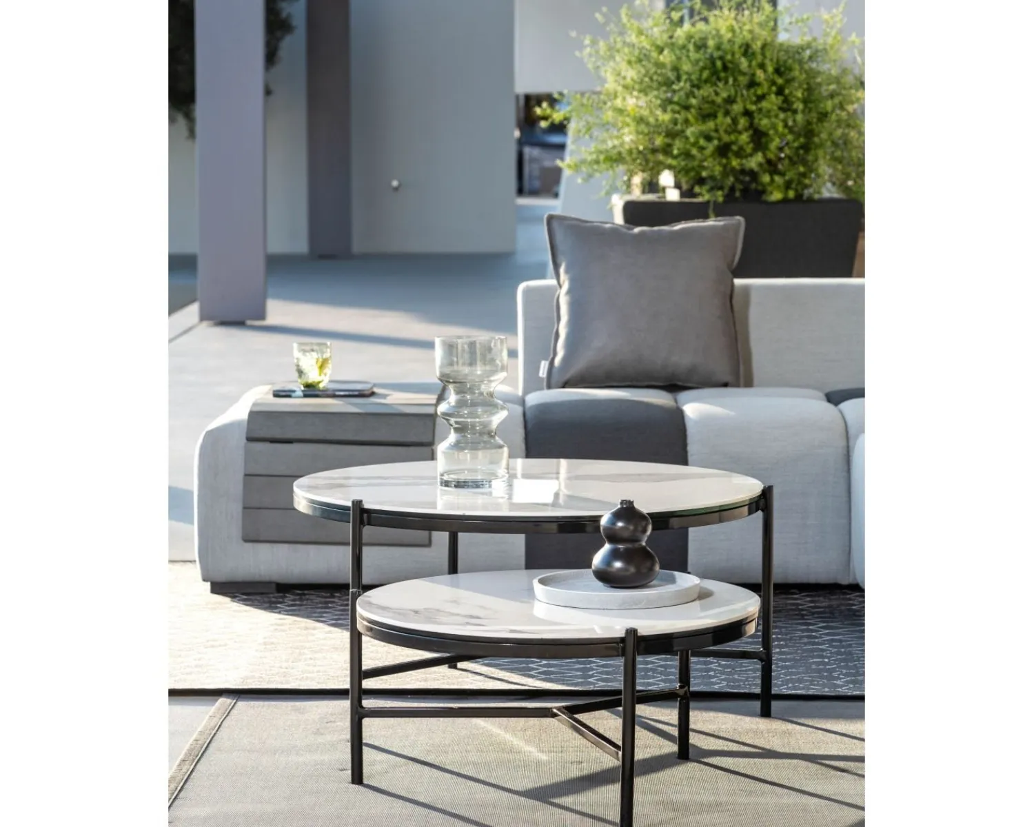 Meuble House Table basse en céramique et aluminium, diam.60 "Lazy Beach" Sale
