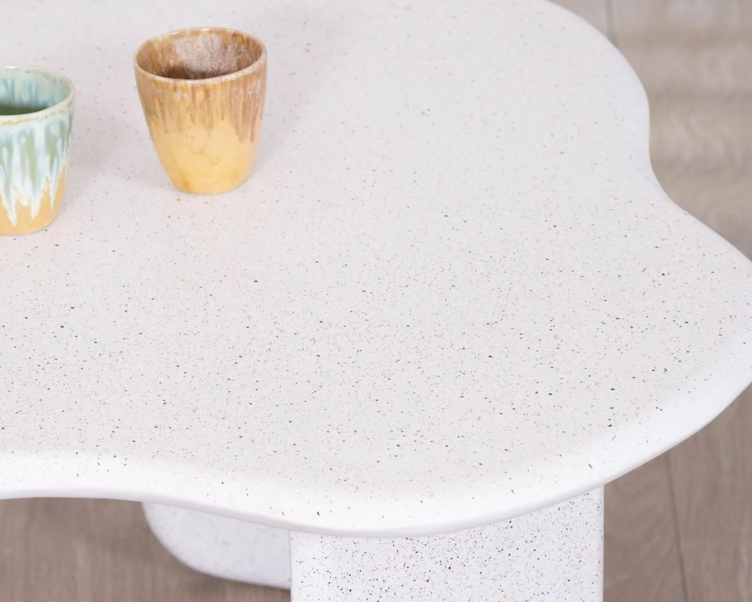 Meuble House Table basse forme organique aspect terrazzo "Naura" Best