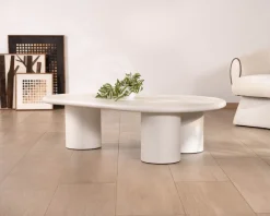 Meuble House Table basse forme organique en micro-ciment teinté crème "Naura"