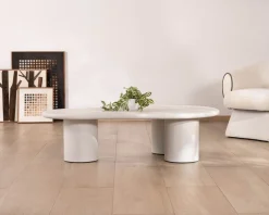 Meuble House Table basse forme organique en micro-ciment teinté crème 