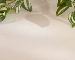 Meuble House Table basse forme organique en micro-ciment teinté crème 