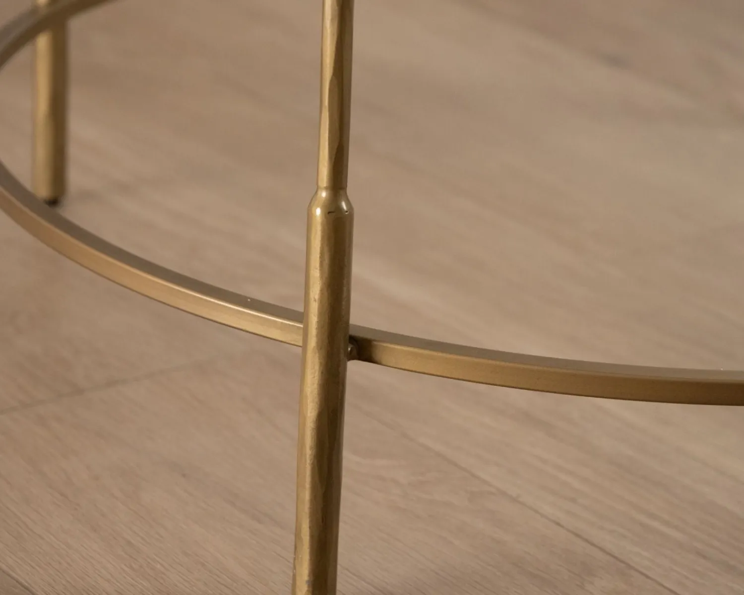 Meuble House Table basse ronde 90 cm en laiton doré et plateau verre "Gilt Antique" style contemporain chic Hot