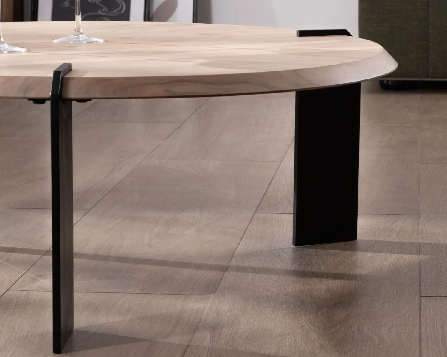 Meuble House Table basse ronde design en acacia et 3 pieds métal noir "Shelley" Sale