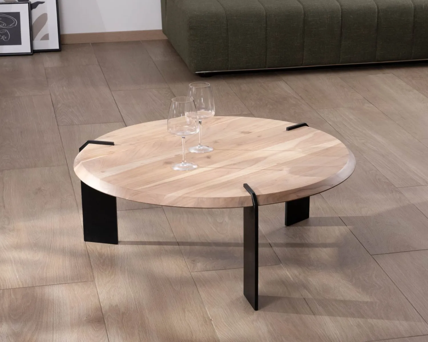 Meuble House Table basse ronde design en acacia et 3 pieds métal noir "Shelley" Sale