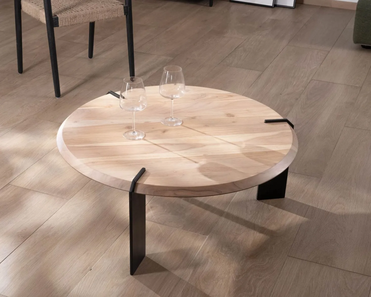 Meuble House Table basse ronde design en acacia et 3 pieds métal noir "Shelley" Sale