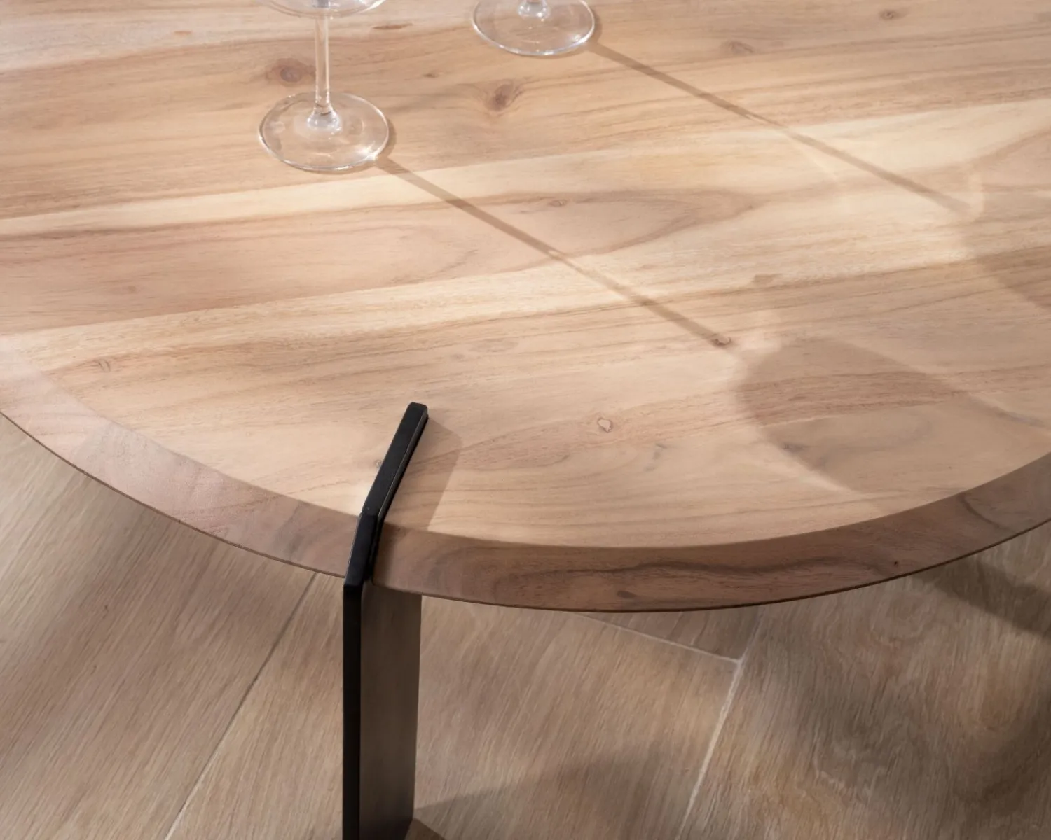 Meuble House Table basse ronde design en acacia et 3 pieds métal noir "Shelley" Sale