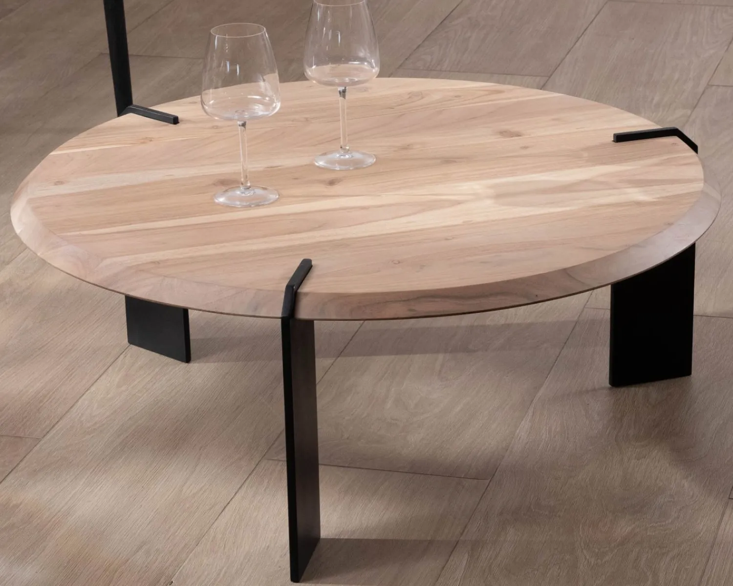 Meuble House Table basse ronde design en acacia et 3 pieds métal noir "Shelley" Sale