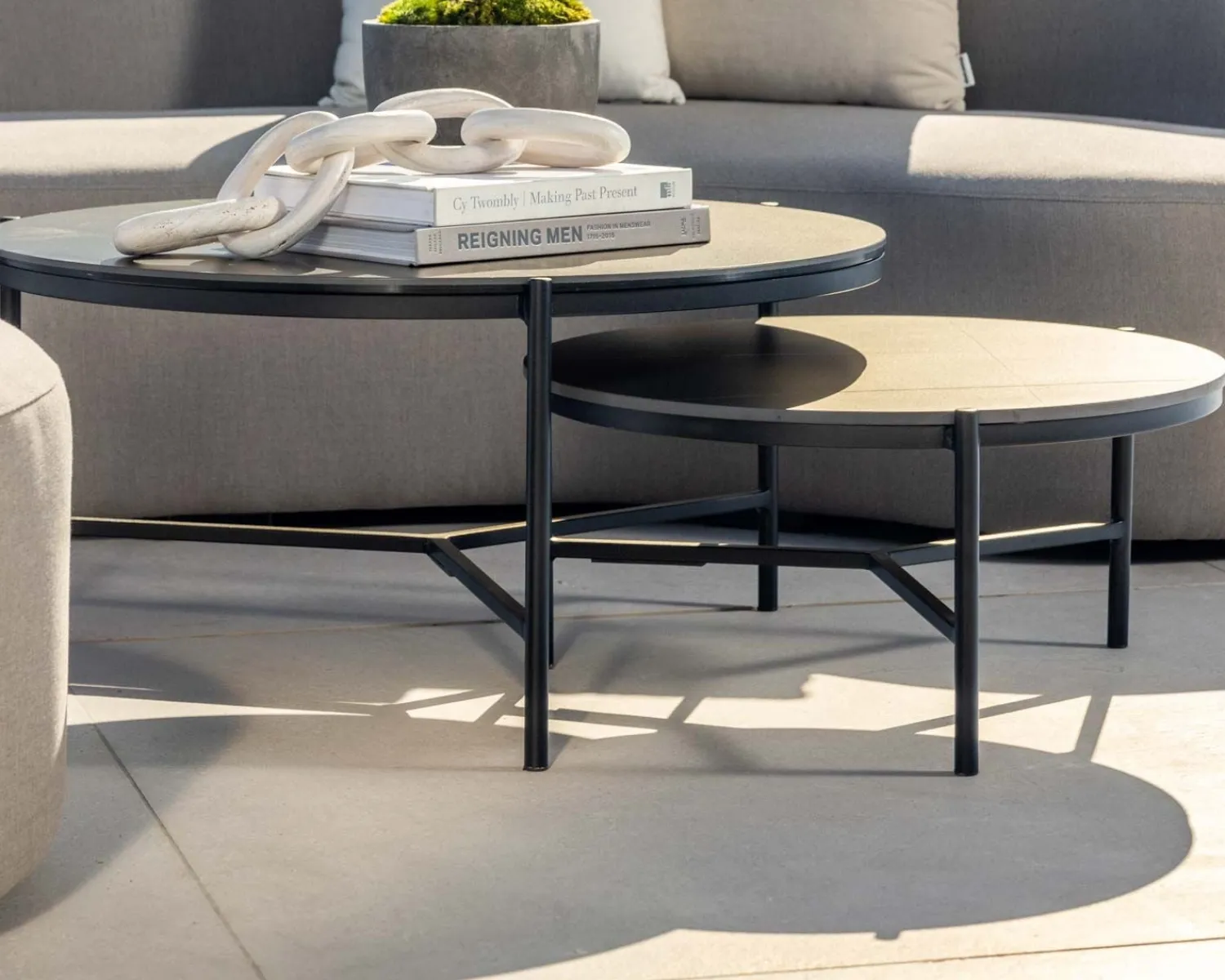 Meuble House Table basse ronde en aluminium et plateau céramique noir "Lazy Beach" diamètre 62 cm Hot