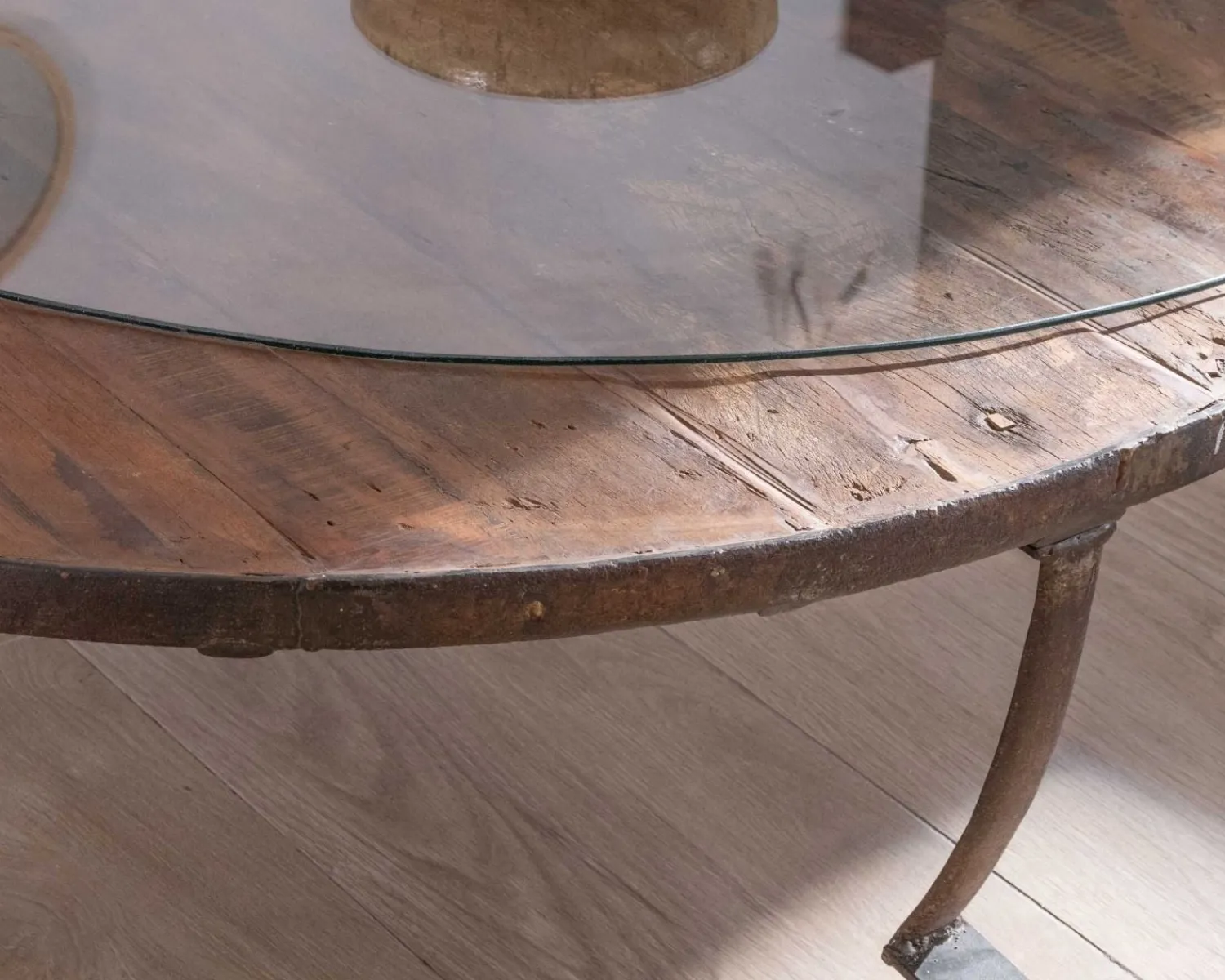 Meuble House Table basse ronde en bois recyclé et plateau verre avec pieds métal "Népalaise" New