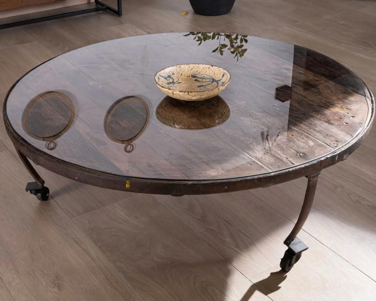 Meuble House Table basse ronde en bois recyclé et plateau verre avec pieds métal "Népalaise" New