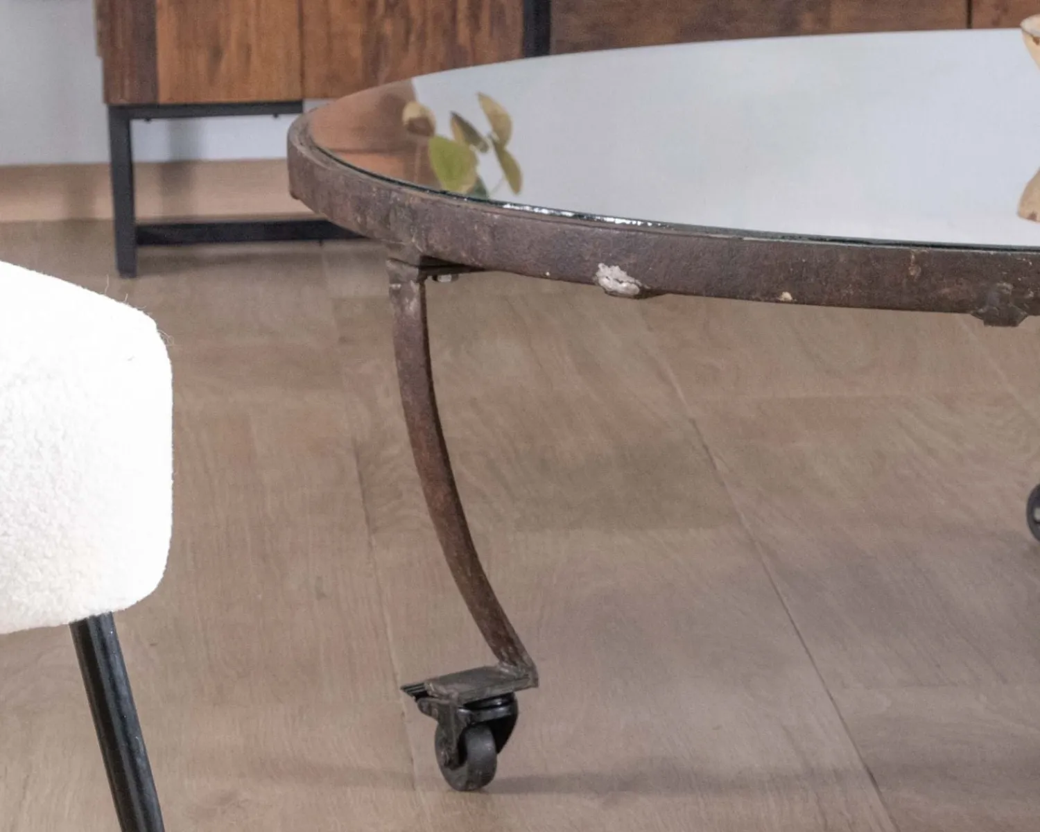 Meuble House Table basse ronde en bois recyclé et plateau verre avec pieds métal "Népalaise" New