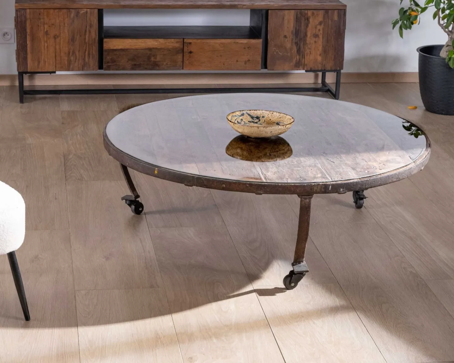Meuble House Table basse ronde en bois recyclé et plateau verre avec pieds métal "Népalaise" New