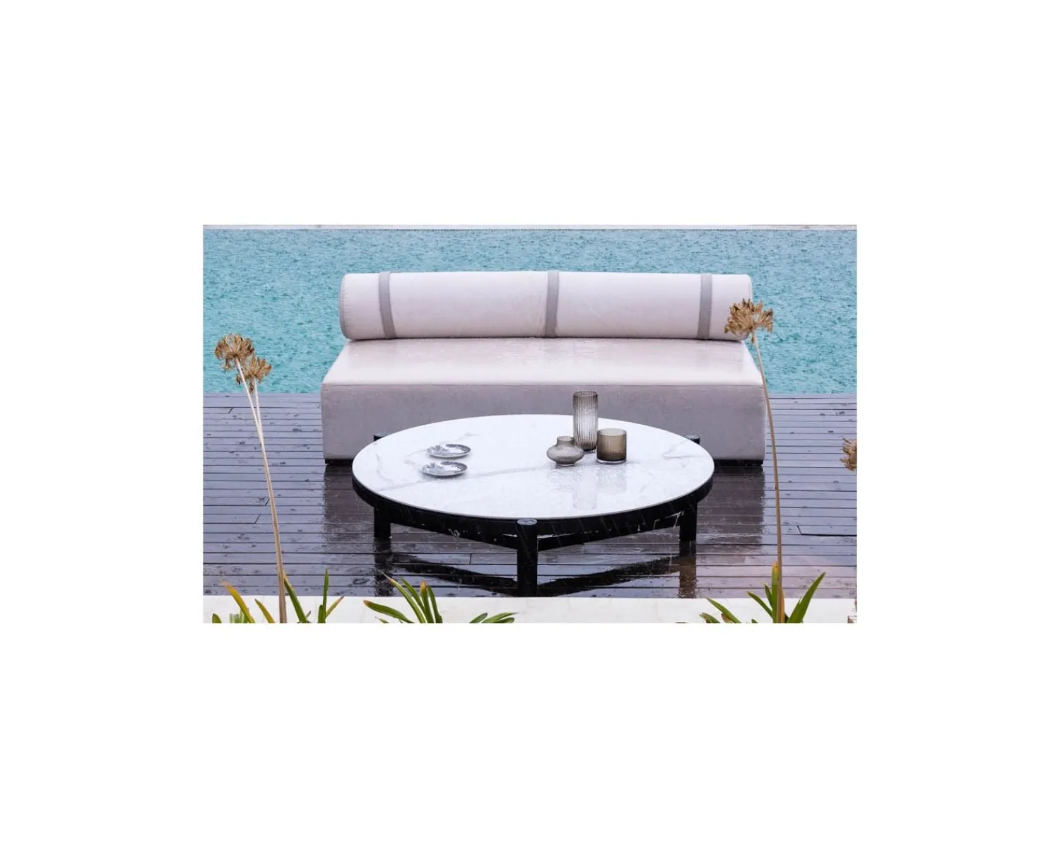 Meuble House Table basse ronde en céramique et aluminium, diam. 126 "Sokha Beach" New