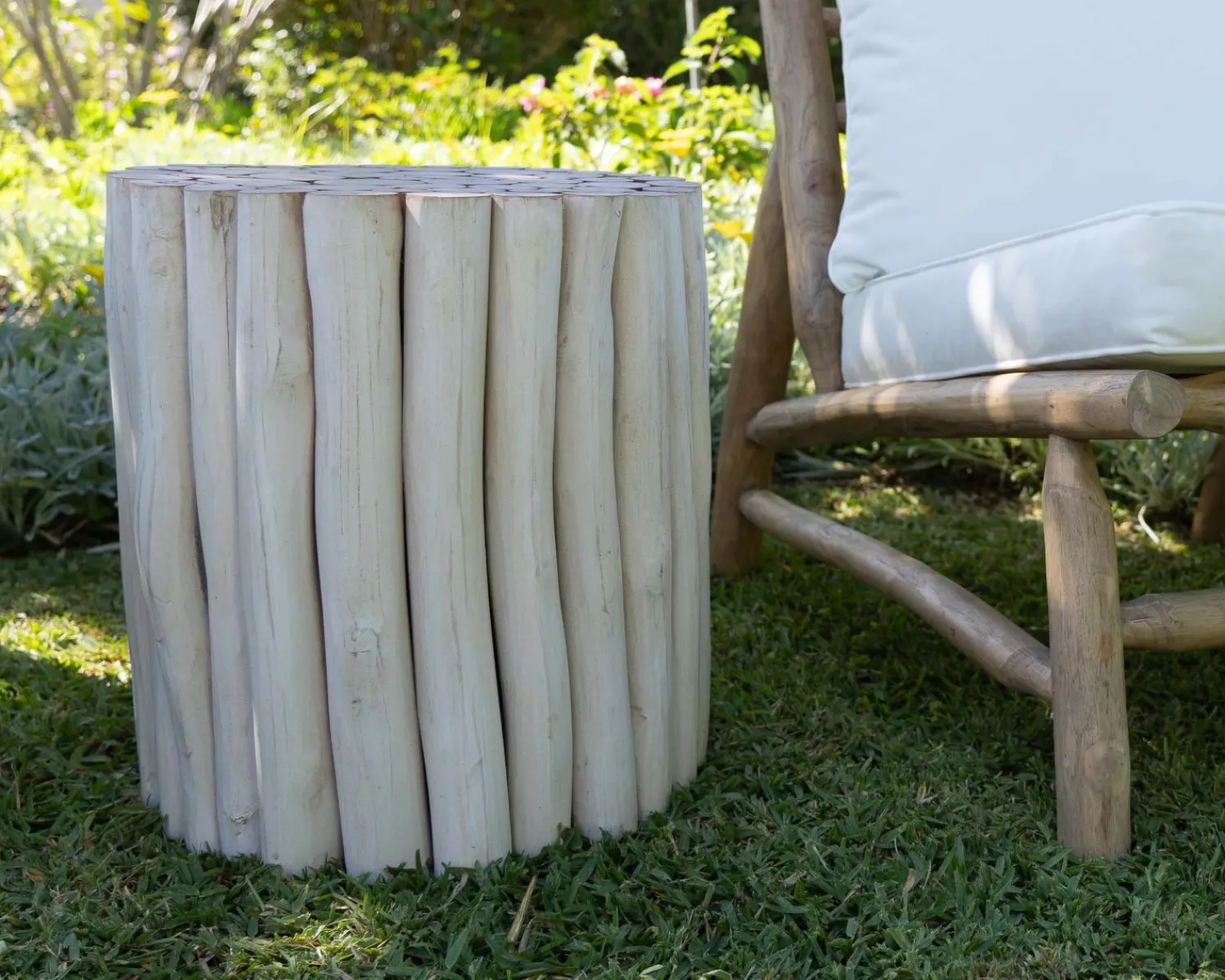 Meuble House Table d'appoint style ethnique en branches de teck "Sumatra" blanc et bois Discount
