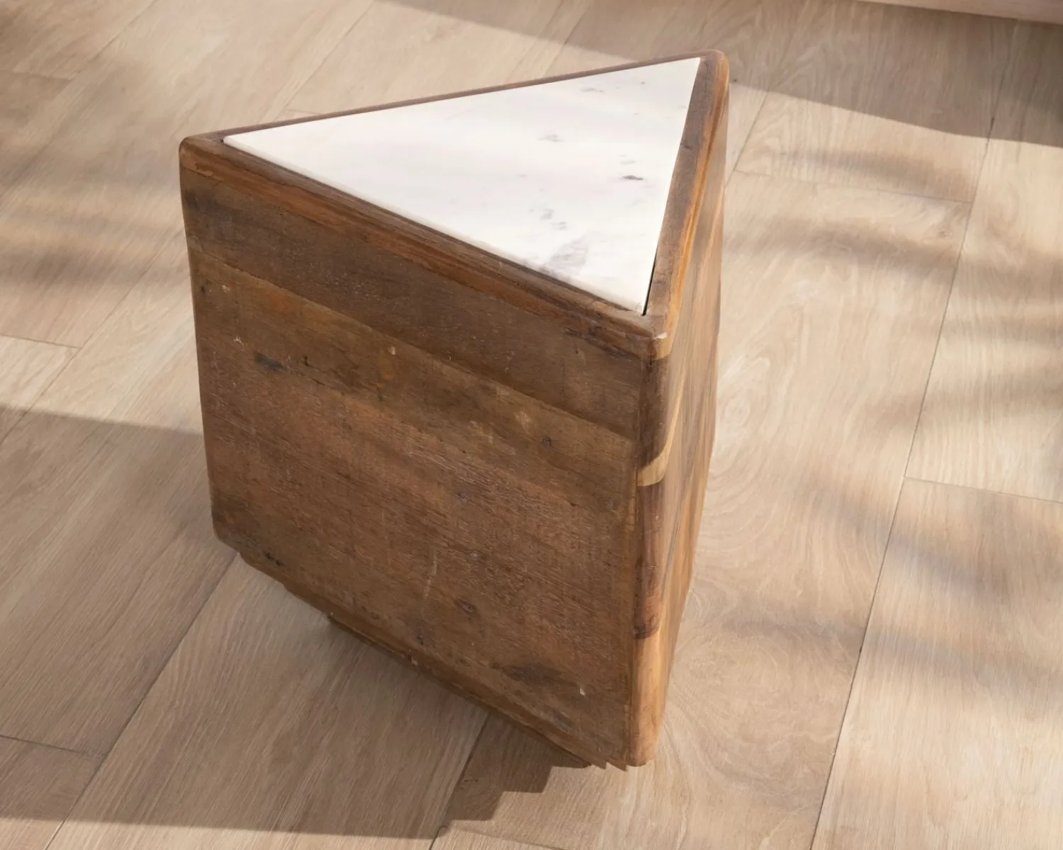 Meuble House Table d'appoint triangulaire en bois recyclé et plateau marbre blanc "Mood" Clearance