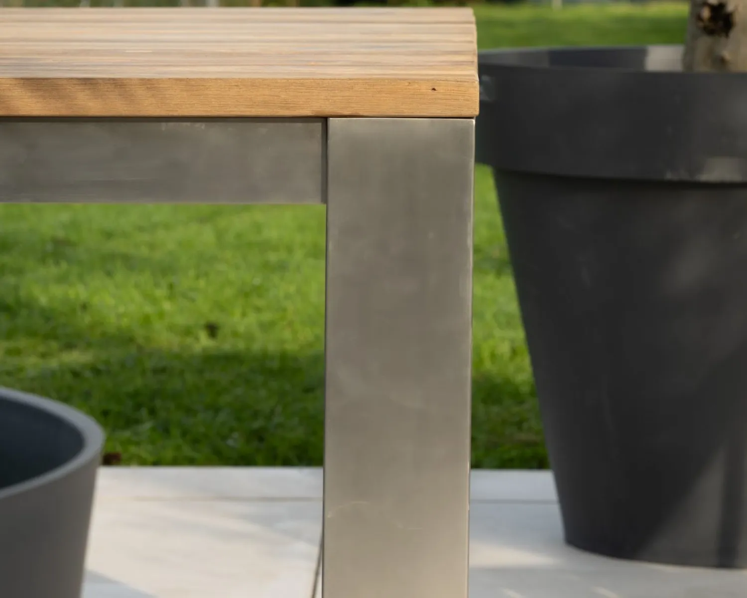 Meuble House Table de jardin carrée 160 cm en teck "Melta" pieds métal gris inox Best