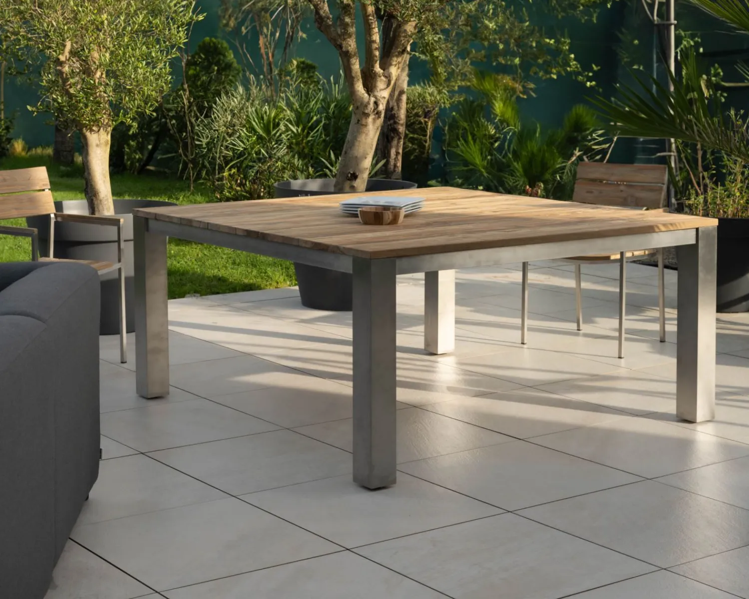 Meuble House Table de jardin carrée 160 cm en teck "Melta" pieds métal gris inox Best