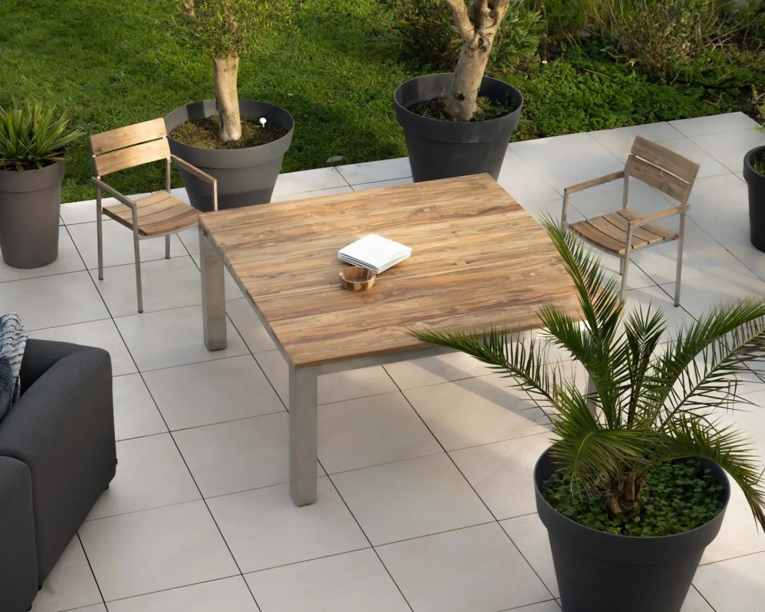 Meuble House Table de jardin carrée 160 cm en teck "Melta" pieds métal gris inox Best