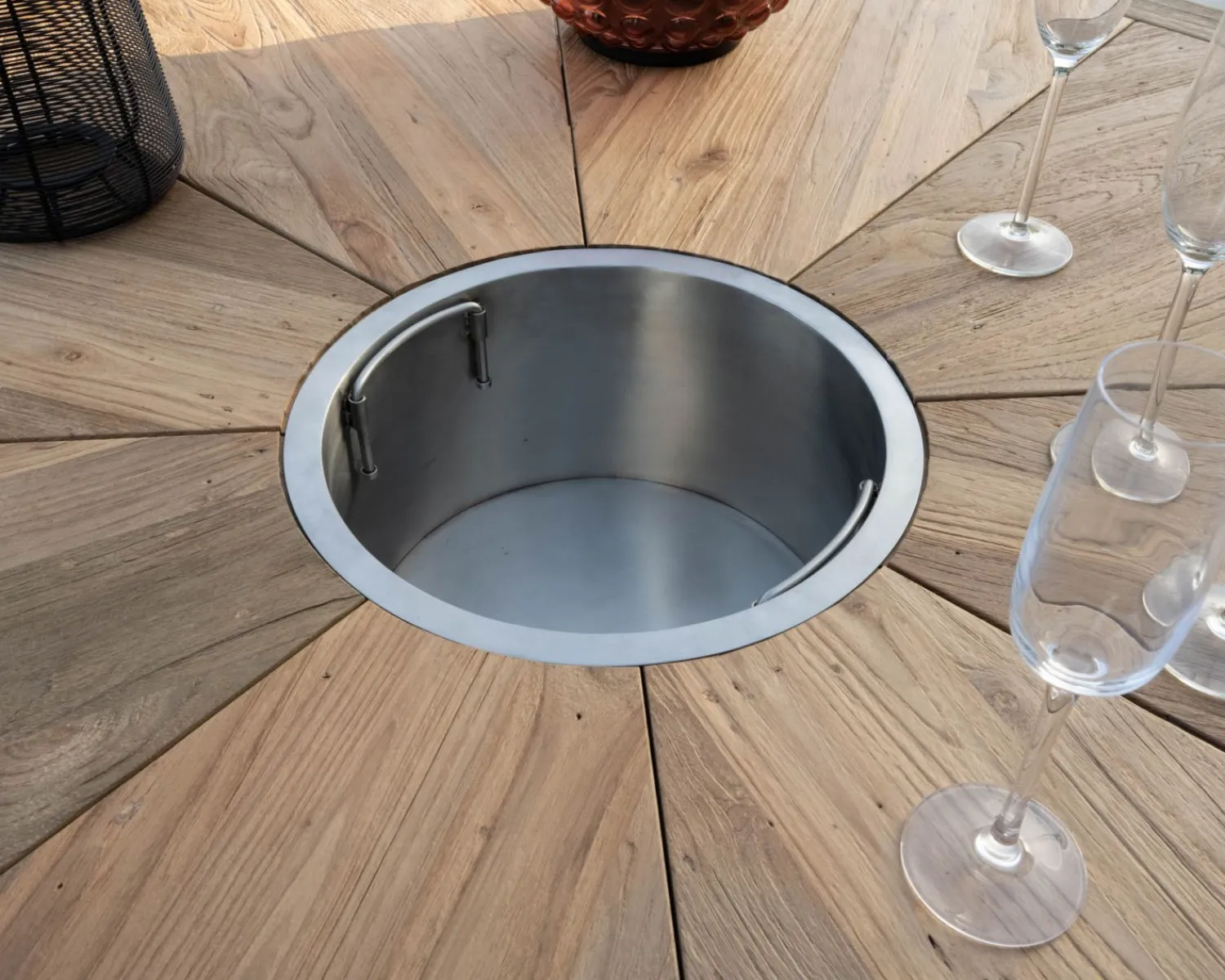 Meuble House Table de jardin haut de gamme "Hélios" avec plateau rosace et seau à glace intégré Hot