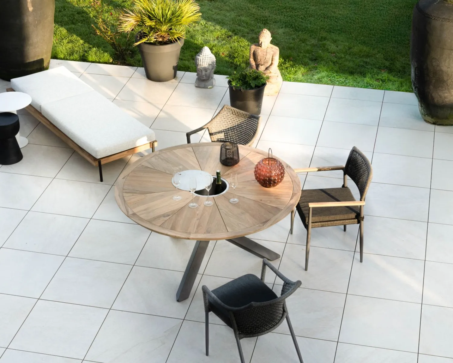 Meuble House Table de jardin haut de gamme "Hélios" avec plateau rosace et seau à glace intégré Hot
