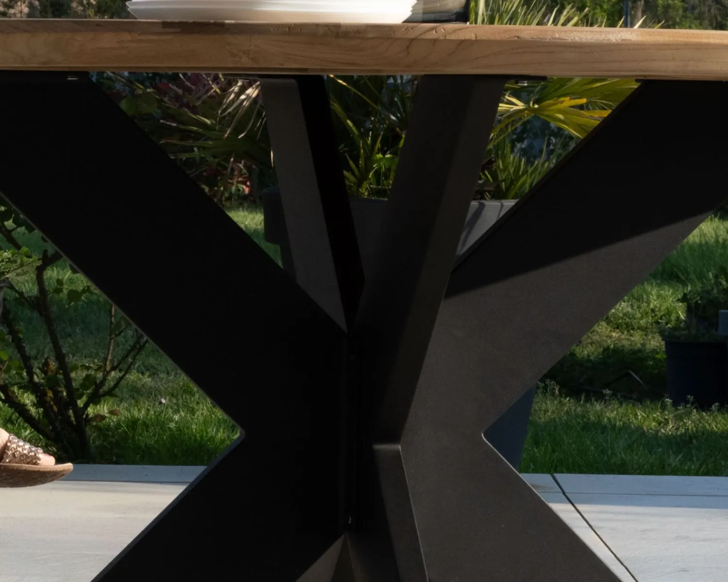 Meuble House Table de jardin ronde en teck et pieds croisés en aluminium "Ozone" 150 cm Hot