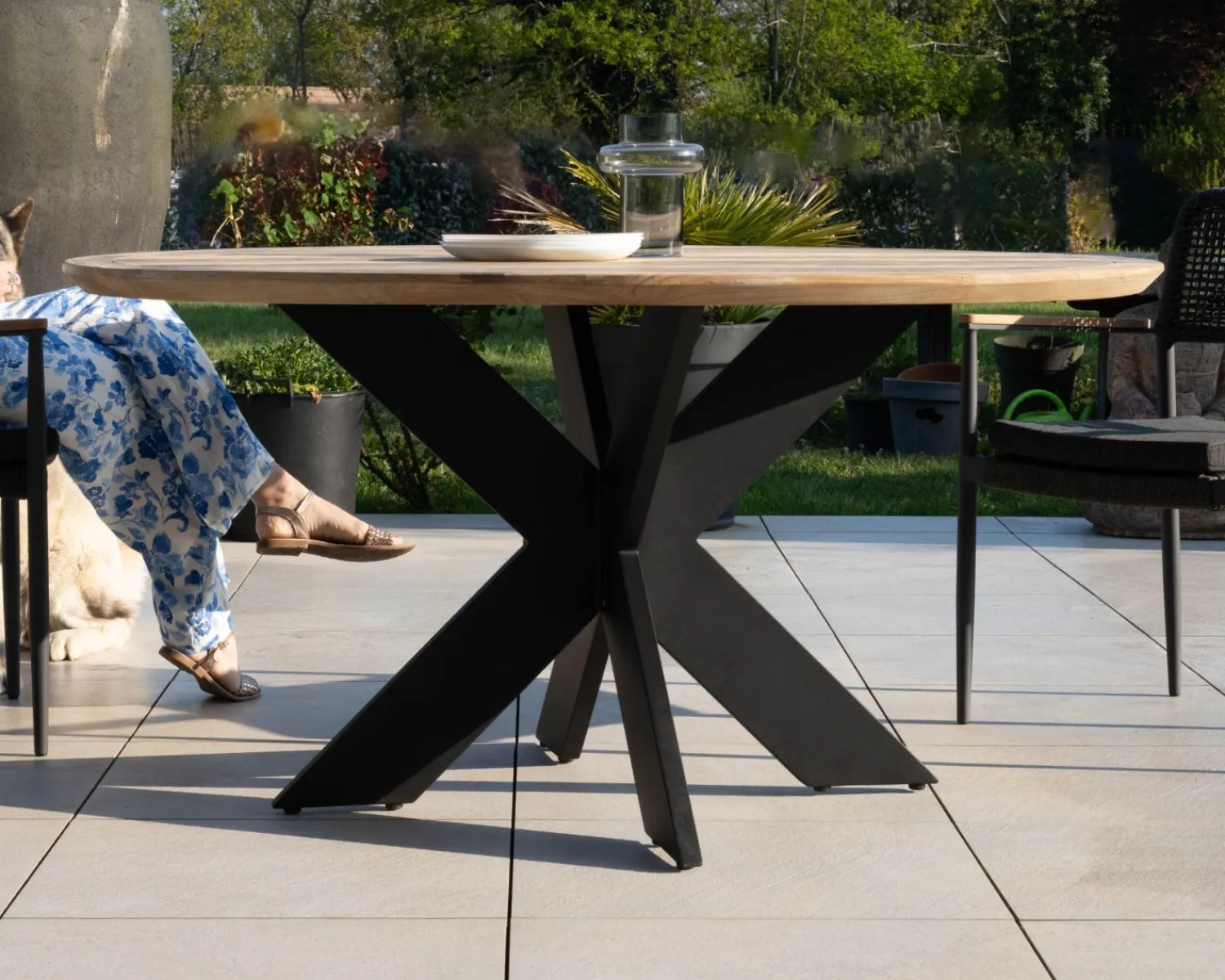 Meuble House Table de jardin ronde en teck et pieds croisés en aluminium "Ozone" 150 cm Hot