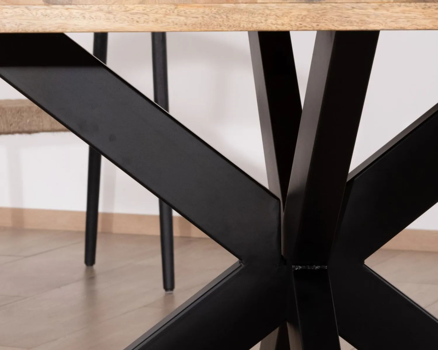 Meuble House Table de repas industrielle carrée 150x150cm métal et bois "Caractère" Outlet
