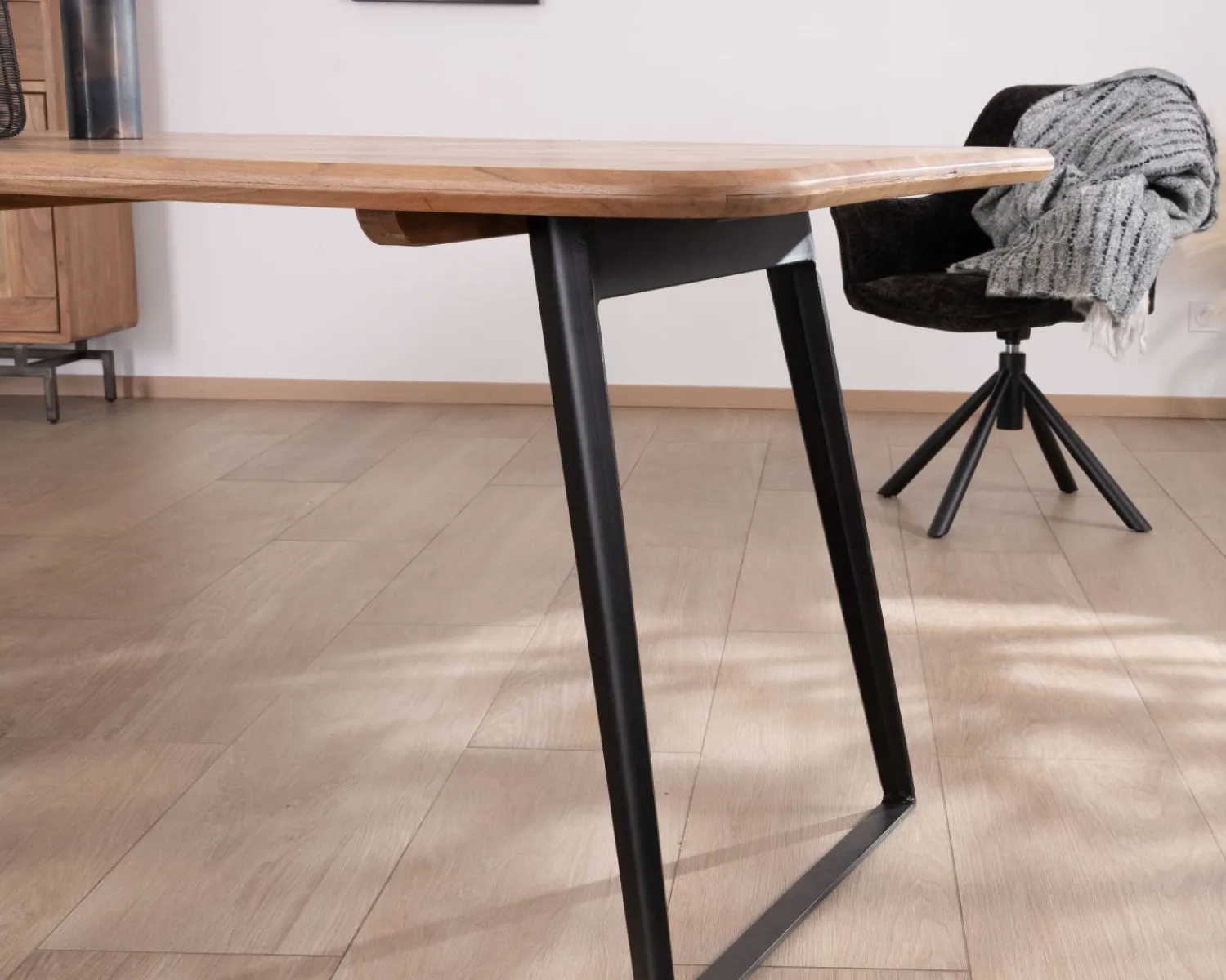 Meuble House Table de repas rectangulaire design aéré en acacia et piètement métal noir "Puzzle" 175 cm Sale