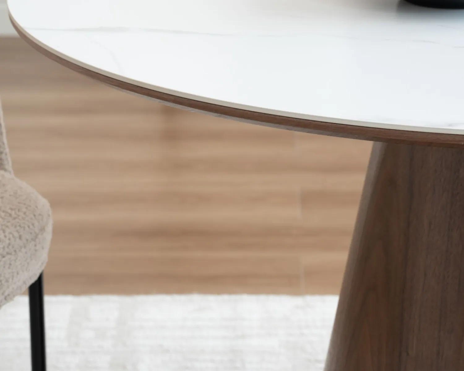 Meuble House Table de repas ronde 120 cm plateau céramique blanc effet marbre "Oria" piètement aspect noyer