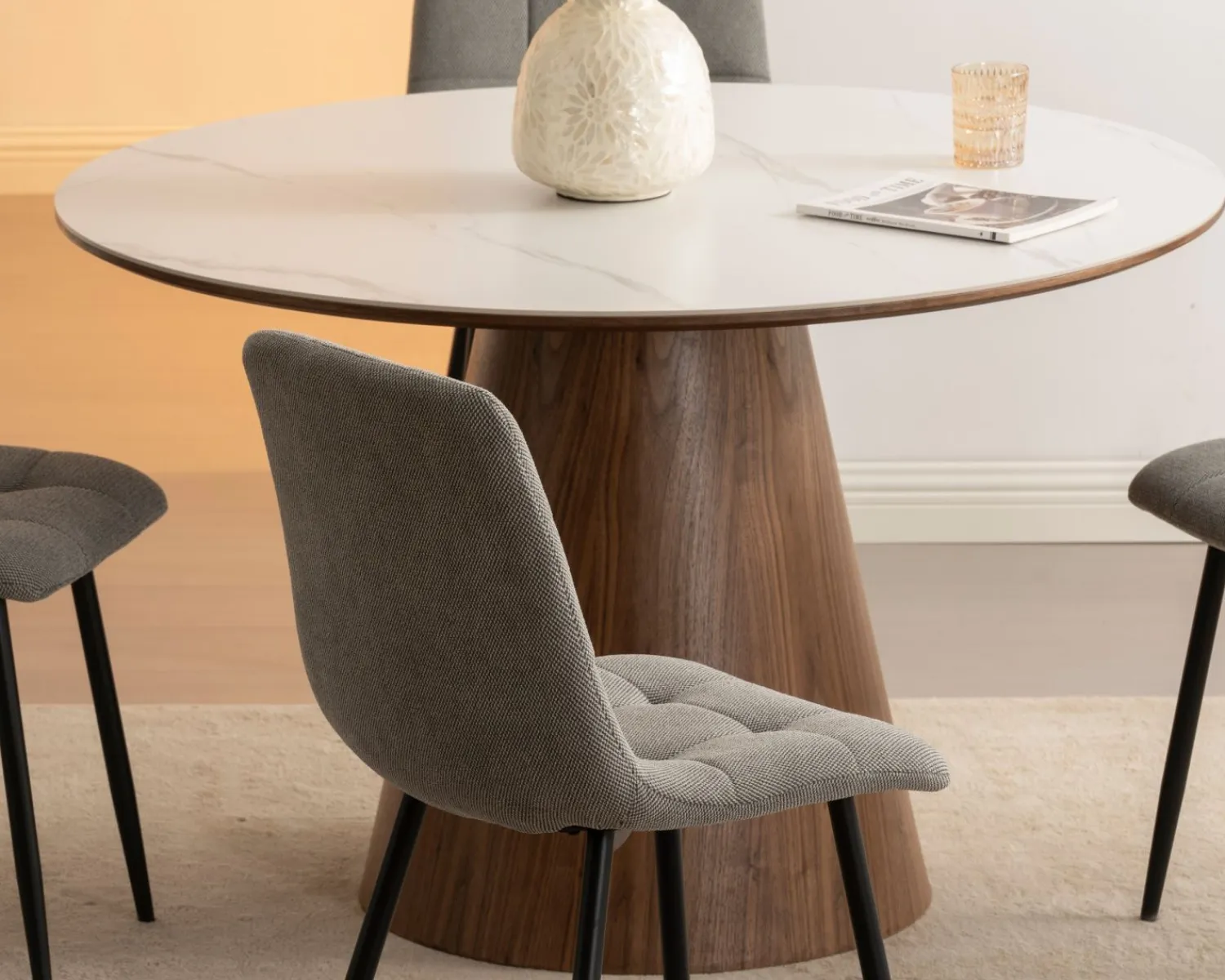 Meuble House Table de repas ronde 120 cm plateau céramique blanc effet marbre "Oria" piètement aspect noyer