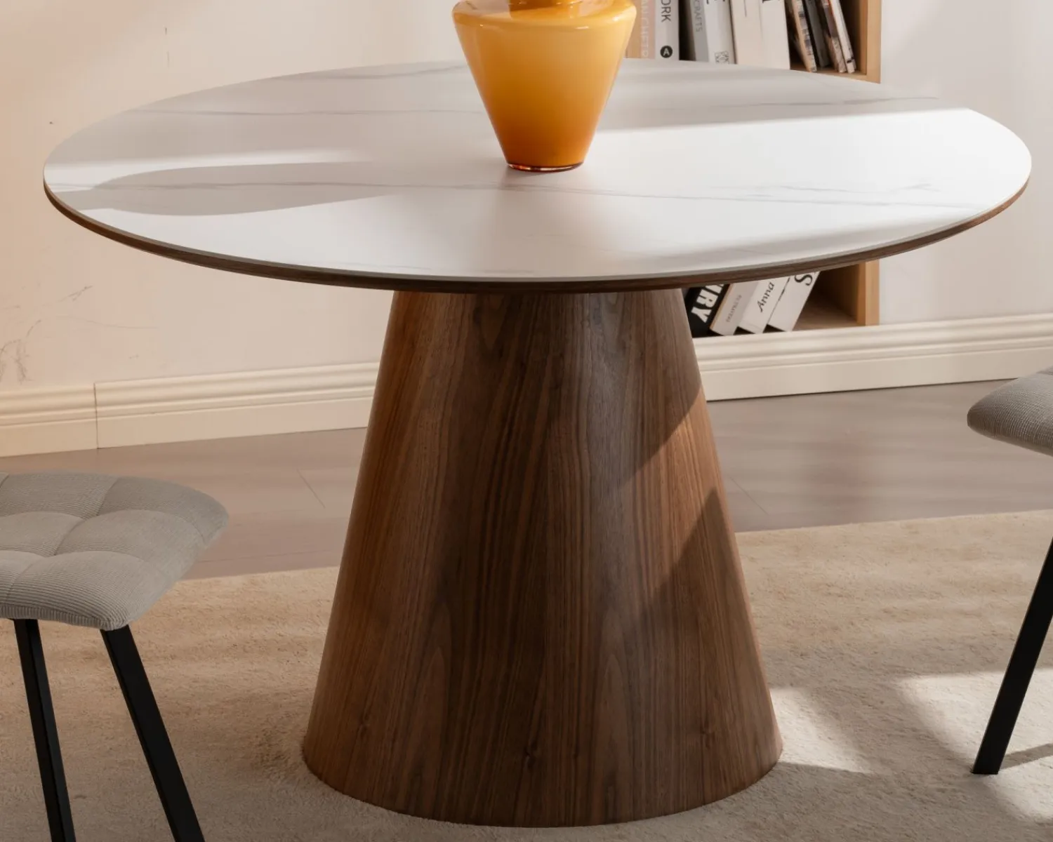 Meuble House Table de repas ronde 120 cm plateau céramique blanc effet marbre "Oria" piètement aspect noyer