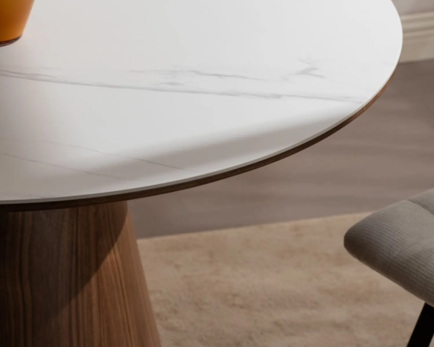 Meuble House Table de repas ronde 120 cm plateau céramique blanc effet marbre "Oria" piètement aspect noyer