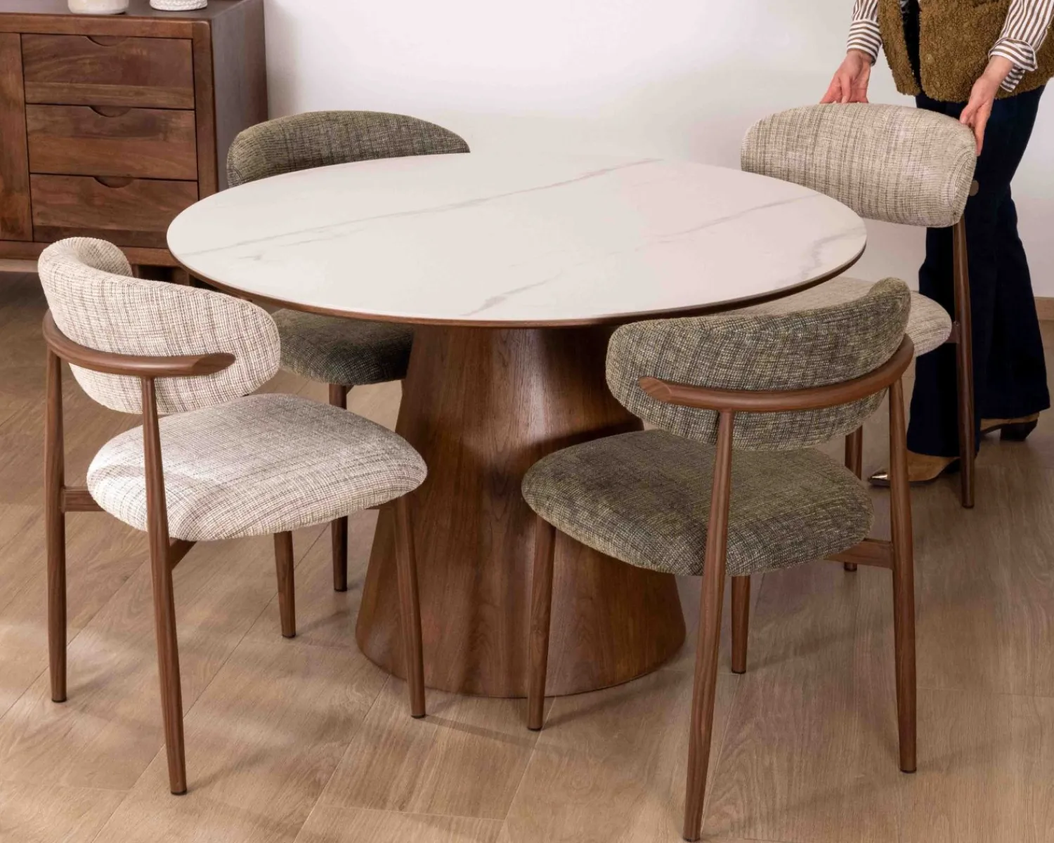 Meuble House Table de repas ronde 120 cm plateau céramique blanc effet marbre "Oria" piètement aspect noyer