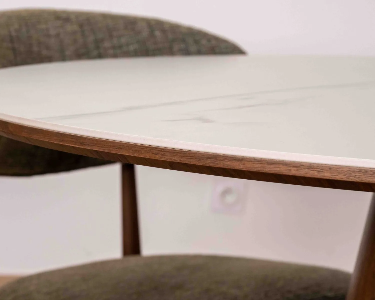 Meuble House Table de repas ronde 120 cm plateau céramique blanc effet marbre "Oria" piètement aspect noyer
