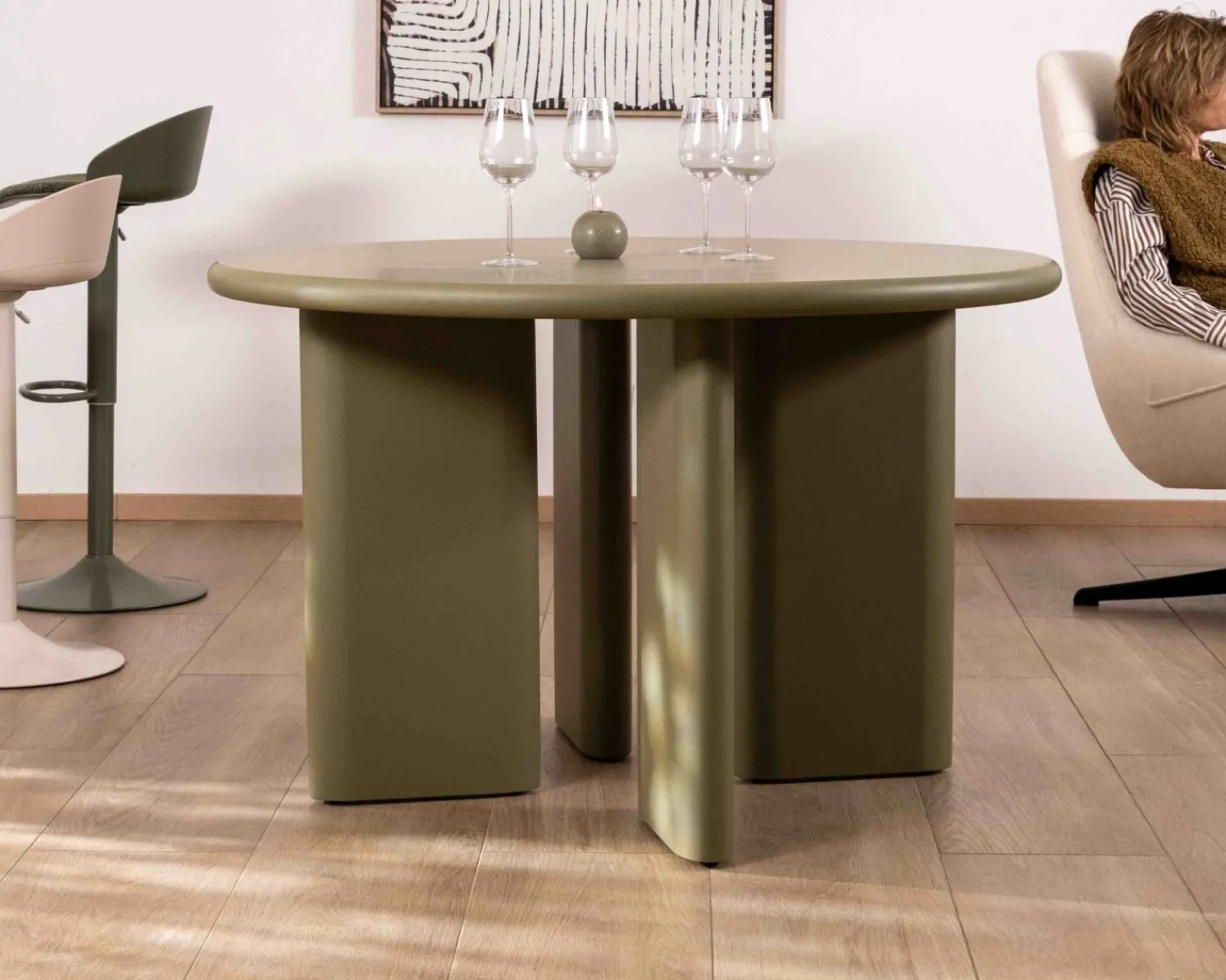 Meuble House Table de repas ronde coloris vert sauge "Odyna" 120 cm piètement sculptural Discount