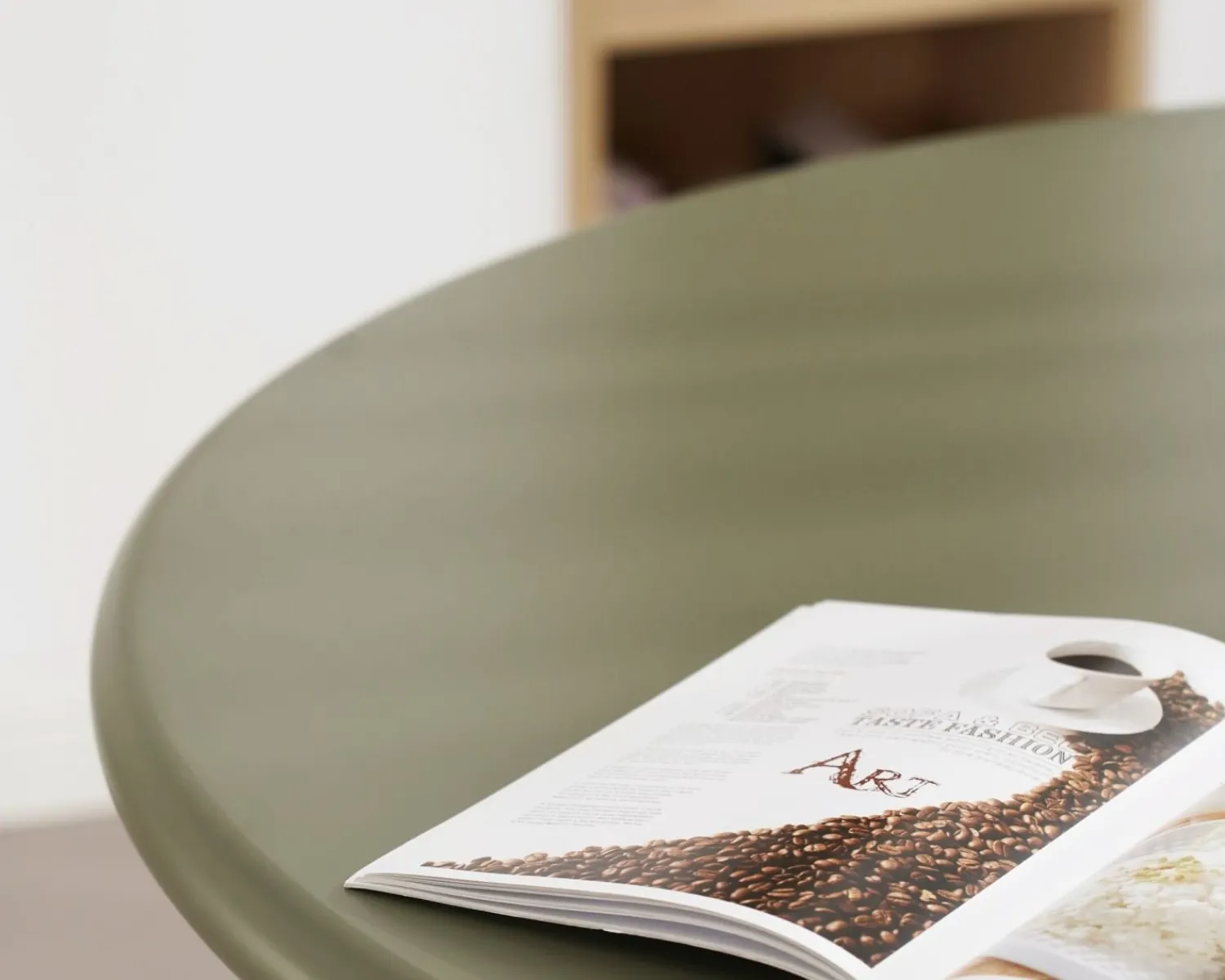 Meuble House Table de repas ronde coloris vert sauge "Odyna" 120 cm piètement sculptural Discount