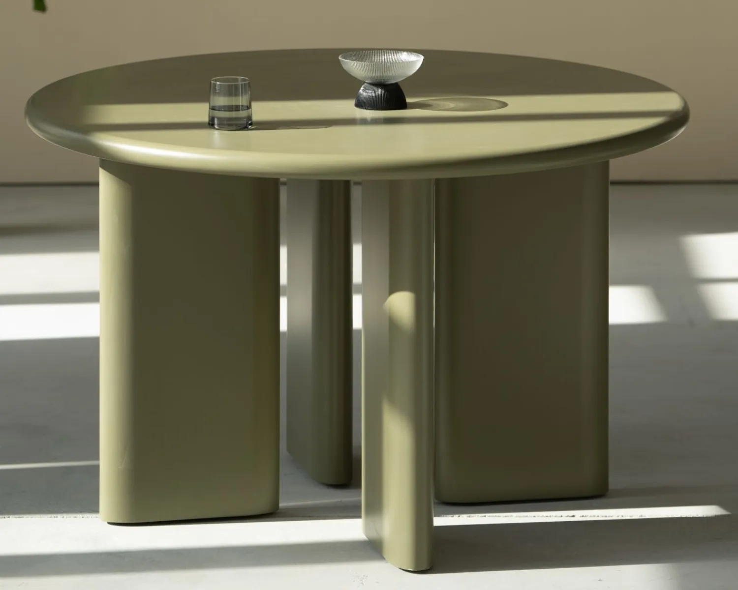 Meuble House Table de repas ronde coloris vert sauge "Odyna" 120 cm piètement sculptural Discount